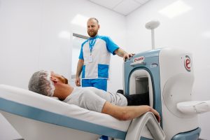 Чому суглоб болить, а рентген нічого не показує: коли потрібне МРТ?